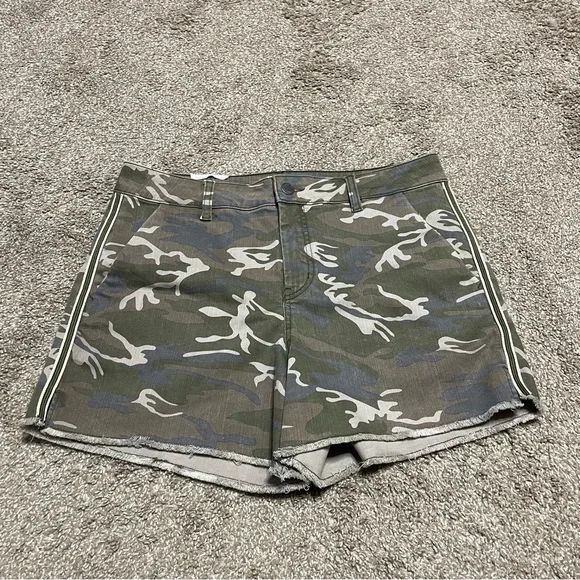 NWOT Women’s Anthropologie Level99 Camo Shorts Size 29 - Picture 1 of 6